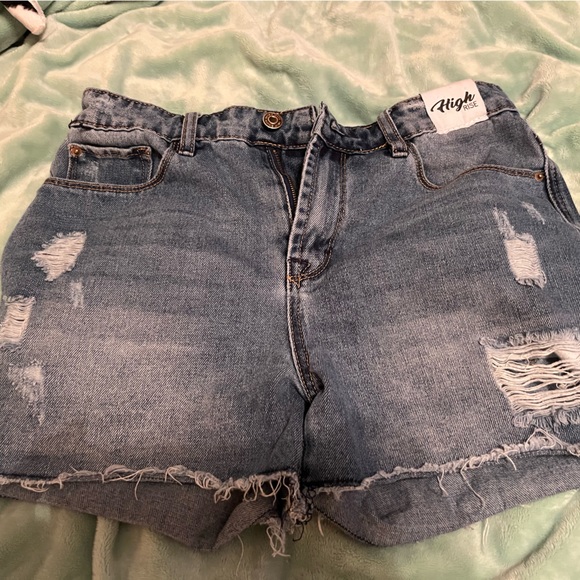 Shorts - Picture 3 of 3